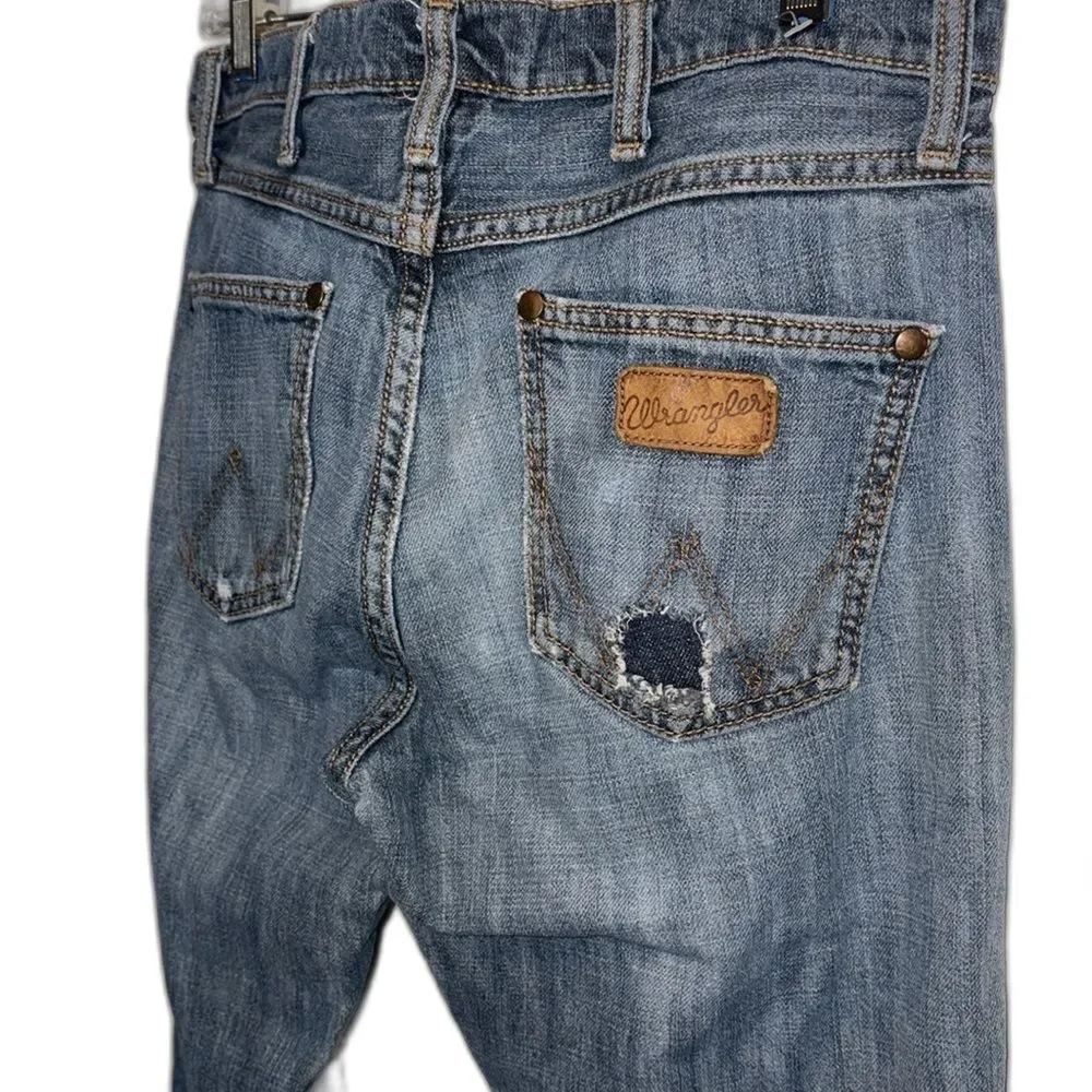 NWOT Wrangler slim bootcut distressed jeans 30/34